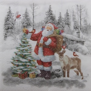 2 oder 4 Stück Papierservietten für Decoupage, Weihnachtsmann mit Geschenktüte, Rentier, Vögel und Weihnachtsbaum auf verschneitem Waldhintergrund, Weihnachtsserviette