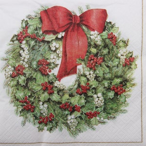 2 of 4 stuks papieren servetten voor decoupage, dennentakken, hulst en maretak kerstkrans met rode strik op witte achtergrond