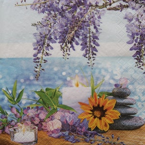 2 oder 4 Stück Papierservietten für Decoupage, Blumen, Kerzen, Spa-Kieselstein-Stapel, blühende Glyzinien auf Seehintergrund, Spa-Ansicht-Servietten