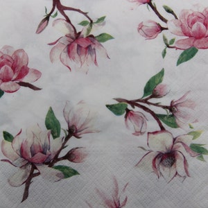 2 ou 4 serviettes en papier pour travaux manuels, brindilles de fleurs de magnolia roses sur fond blanc, serviettes de table pour découpages magnolia, fleurs de printemps