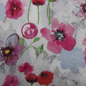 2 oder 4 Stück Papierservietten für Decoupage, blau, lila, rosa unscharfe grafische Blumen und Schmetterlinge auf weißem Hintergrund, Floral Decoupage
