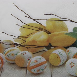 2 oder 4 Stück Papierservietten Für Decoupage, Gelb Und Weiße Ostereier Mit Gelben Tulpen & Unblühender Birkenzweig Blumenstrauß Auf Bretter Hintergrund