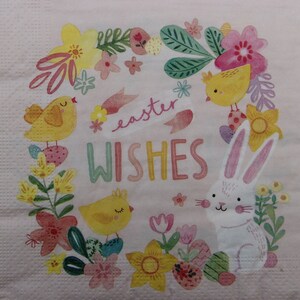2 o 4 servilletas de papel para decoupage, conejito de Pascua, pollos, huevos y flores sobre fondo ligeramente rosa y eslogan "Deseos de Pascua"