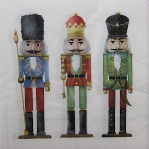 2 oder 4 Stück Papierservietten für das Handwerk, drei Weihnachten hölzerne Nussknacker Spielzeugsoldat Statuen auf weißem Hintergrund, Nussknacker Decoupage Servietten