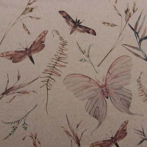 Tovaglioli di carta da 2 o 4 pezzi per decoupage, farfalle e foglie di piante disegnati su sfondo di carta marrone artigianale riciclata al 100%, tovaglioli artigianali