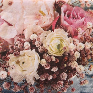 2 ou 4 serviettes en papier pour bricolage, renoncules crème et bouquet de roses roses sur fond gris, serviettes pour découpage floral roses, été