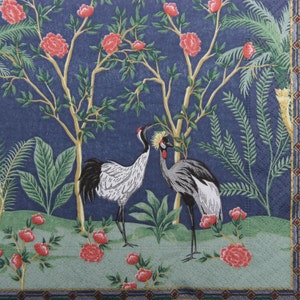 2 oder 4 Stück Papierservietten für Decoupage, Paar chinesische Kranichvögel im Garten auf schwarzem Hintergrund, Mandalay Collection Servietten, Collage