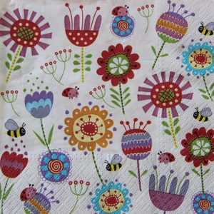 2 oder 4 Stück Papierservietten für Decoupage, bunt gemalte Blumen, Marienkäfer und Bienen auf weißem Hintergrund, Decoupage-Servietten, Kinderkartengestaltung