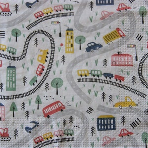 2 oder 4 Stück Papierservietten zum Basteln, Busse, Kräne, Autos, Züge, Spuren, Straßen, Gebäude und Bäume Muster auf weißem Hintergrund