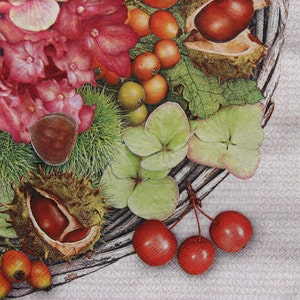 2 o 4 servilletas de papel para manualidades, arreglo de hortensias, castañas, escaramujos y nueces sobre fondo beige, composición otoñal