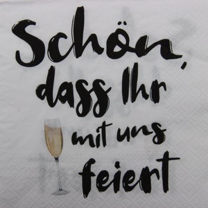Tovaglioli di carta da 2 o 4 pezzi per decoupage, slogan nero Schön Dass Ihr Mit Uns Feiert su sfondo bianco con bicchiere di champagne, collage
