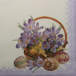 2 ou 4 serviettes en papier pour découpage, panier de crocus violets avec plumes d'oiseaux, œufs de Pâques sur fond blanc et cadre en dentelle violette