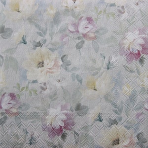 2 oder 4 Stück Papierservietten zum Basteln, Pastellfarbe Salbeigrün, Rosa und Creme Rosen auf beigem Hintergrund, Rosen Decoupage Servietten, Collagen