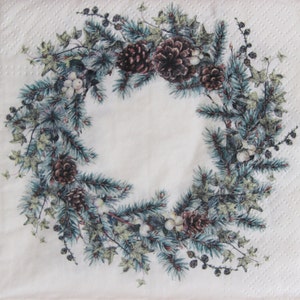 2 ou 4 serviettes en papier pour bricolage, couronne de Noël de pommes de pin, feuilles de lierre et baies blanches sur fond blanc, serviettes de table de Noël