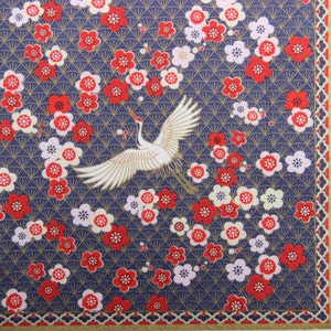 2 oder 4 Stück Papierservietten für Decoupage, japanischer Kranich Vogel auf dunkelblauem Hintergrund und weiße, rote Blumenmuster mit goldenen Akzenten