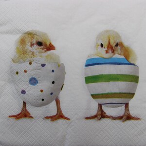 2 oder 4 Stück Papierservietten für Decoupage, gelbe Osterhühner in den gestreiften und gepunkteten Eierschalen auf weißem Hintergrund, Ostern Craft Servietten