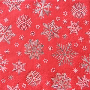 2 o 4 pezzi di tovaglioli di carta per lavori artigianali, fiocchi di neve bianchi con accenti argentati su sfondo rosso, tovaglioli per decoupage a forma di fiocchi di neve, tovaglioli di Natale