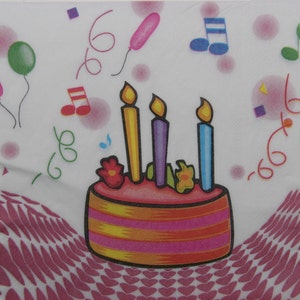 2 oder 4 Stück Papierservietten zum Basteln, Kuchen mit Kerzen auf weißem Hintergrund mit Luftballons, Notizen, Konfetti und Herzen, Ephemera Servietten