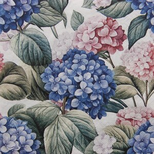 2 of 4 stuks decoupage papieren servetten, blauwe en roze hortensia's op witte achtergrond, decoupage servetten met hortensia's, servetten zomerbloemen