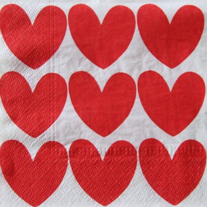 2 oder 4 Stück Papierservietten für das Handwerk, rote Herzen auf weißem Hintergrund, Servietten mit Herzmuster, Decoupage-Herz, Valentinstag-Servietten