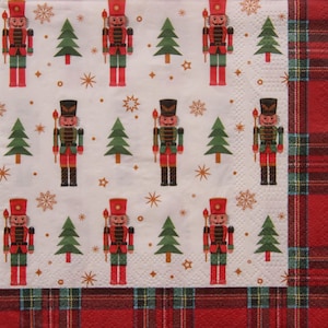 2 ou 4 guardanapos de papel para artesanato, estátuas de soldados de brinquedo de madeira de Natal, flocos de neve, árvores de Natal em fundo branco com moldura xadrez