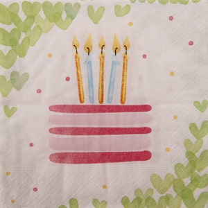 2 oder 4 Stück Papierservietten zum Basteln, Kuchen mit Kerzen auf weißem Hintergrund mit grünem Herz-Muster, Geburtstagskuchen, Konfetti und Herzen