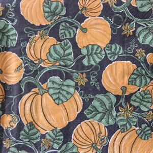 2 o 4 servilletas de papel para manualidades, servilletas de decoupage otoñal, calabazas y flores naranjas sobre fondo negro, servilletas de decoupage otoñal
