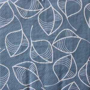 Servilletas de papel de 2 o 4 piezas para decoupage, patrón de hojas blancas sin costuras sobre fondo azul, servilletas de decoupage blancas azules, hojas gráficas