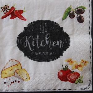 2 oder 4 Stück Papierservietten zum Basteln, italienisches Essen auf weißem Hintergrund, Camenbert, Tomaten, Pasta, Basilikum, Pfeffer und Oliven, italienisches Essen