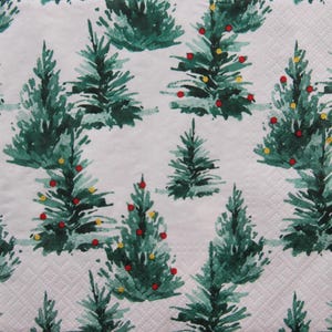 2 ou 4 serviettes en papier pour découpage, différents arbres de Noël décorés à l'aquarelle en vert sur fond blanc, papier pour collage hivernal