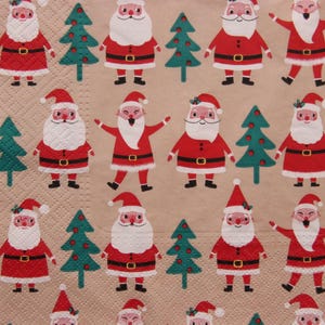 2 ou 4 serviettes en papier pour découpage, pères Noël amusants et collage d'arbres de Noël sur fond beige