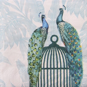2 ou 4 serviettes en papier pour découpage, deux paons assis sur une cage à oiseaux sur fond d'ombres de feuillage tropical, serviettes pour découpage paon
