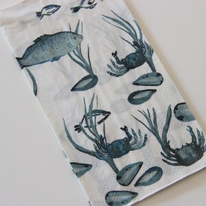 2 of 4 stuks papieren servetten voor decoupage, blauwe vissen, krabben, mosselen en zeewier op witte achtergrond, servetten, afmeting 13 x 16,5" / 33 x 42 cm