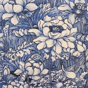 Servilletas de papel de 2 o 4 piezas para la elaboración, flores azules sobre fondo beige, servilletas de decoupage azules y blancas, servilletas de decoupage con patrón de porcelana
