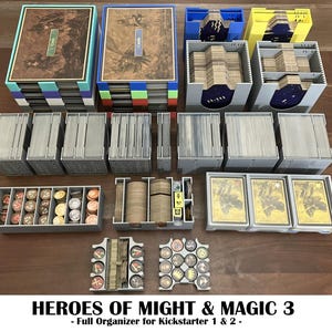以下が含まれることがあります： Heroes of Might & Magic 3用の3Dプリント製ボードゲームオーガナイザー。グレー、ブルー、イエローのプラスチック製トレイが複数含まれています。カードホルダー、トークン用ビン、ゲームコンポーネントやカードを収納するためのボックスで構成されています。