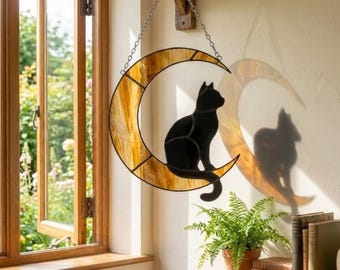 天上の黒猫ステンドグラス - 三日月と花咲く夜空が描かれたユニークな