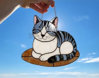 グレーのトラ猫のステンドグラスサンキャッチャー、花柄の窓飾り