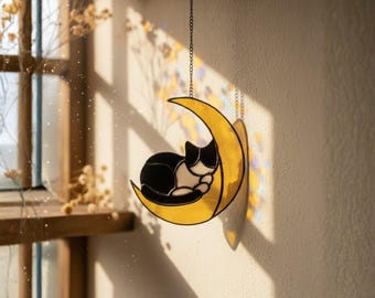 天上の黒猫ステンドグラス - 三日月と花咲く夜空が描かれたユニークな