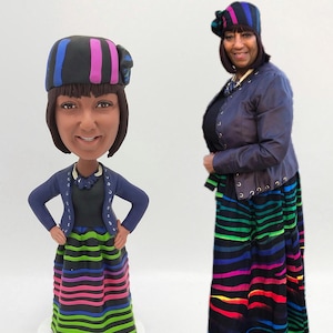 Benutzerdefinierte Bobble Head, Erstellen Sie Ihren eigenen Bobblehead, Machen Sie Ihren eigenen Bobblehead, Benutzerdefinierte Bobbleheads Weiblich mit Händen auf den Hüften Trägt ein rotes Oberteil