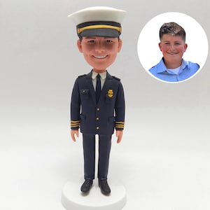 personalized pilot bobblehead ，pilot dad retirement gift ，fighter jet aviation trading cards ，personalized aviation-themed gifts，pilot gifts