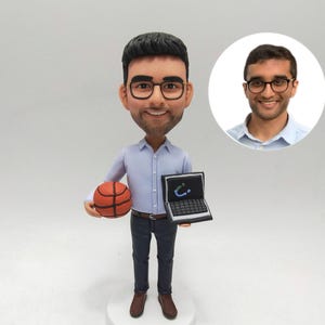 Pode incluir: Uma figurinha personalizada de uma pessoa usando óculos, uma camisa azul e calças escuras. A figurinha está segurando uma bola de basquete em uma mão e um laptop na outra. A figurinha está em pé sobre uma base branca com o nome "Priyam Patel" escrito nela.