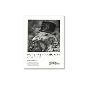 Op de afbeelding: Een zwart-witfoto van een vogel die een hoge hoed draagt en een pijp rookt. De afbeelding heeft de titel "PURE INSPIRATION #1 COMPOSITES by Malin Fabbri" en bevat de tekst "A fusion of moments and visions from artists working in alternative photographic processes" en "alternative photography".