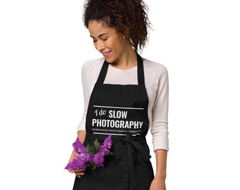 Fartuch z bawełny organicznej Slow Photography - do ochrony ubrań zarówno w ciemni, studiu fotograficznym, jak i w kuchni