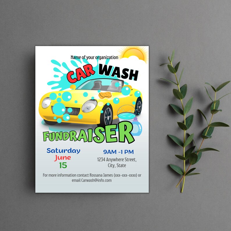 Peut inclure: Une affiche jaune pour une lev&eacute;e de fonds de lavage de voitures avec une voiture jaune de dessin anim&eacute;, des bulles de savon bleues et un soleil. L'affiche indique "Lavage de voitures de bienfaisance" et comprend la date, l'heure et le lieu de l'&eacute;v&eacute;nement.