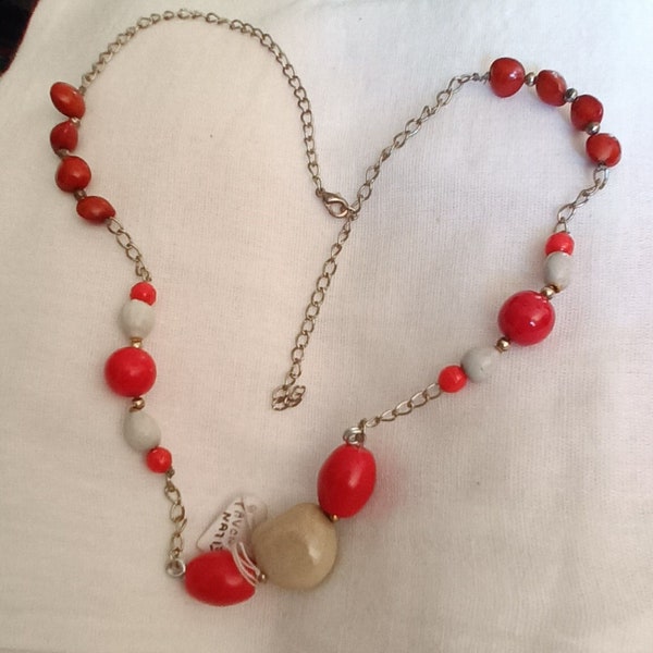 Collier PAVONINA constitué d'une chaîne en métal argenté, de graines et de perles rouges Vintage années 50 en émaux de Briare.