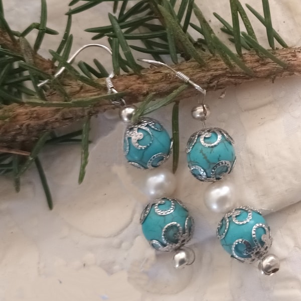 Boucles d'oreilles TASSILI constituées de perles en véritable turquoise et de perles naturelles d'eau douce. Montage sur plaqué argent