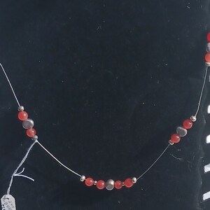 Collier IJADA en fil câblé portant des perles de jade rouge, des perles d'eau douce et des perles argentées. Fermoir en argent 925. image 7
