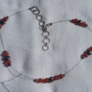 Collier IJADA en fil câblé portant des perles de jade rouge, des perles d'eau douce et des perles argentées. Fermoir en argent 925. image 5