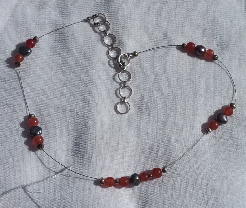 Collier IJADA en fil câblé portant des perles de jade rouge, des perles d'eau douce et des perles argentées. Fermoir en argent 925. image 5