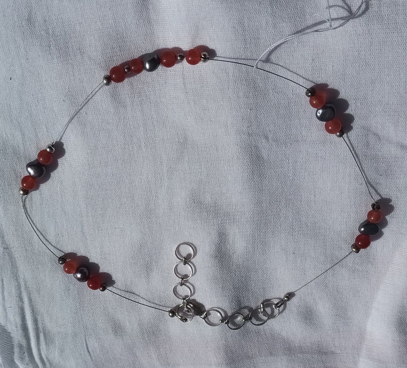 Collier IJADA en fil câblé portant des perles de jade rouge, des perles d'eau douce et des perles argentées. Fermoir en argent 925. image 3